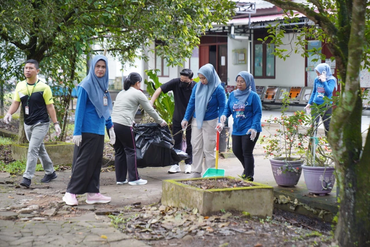 Gotong Royong Serentak Warnai Peringatan World Clean Up Day di Pontianak
