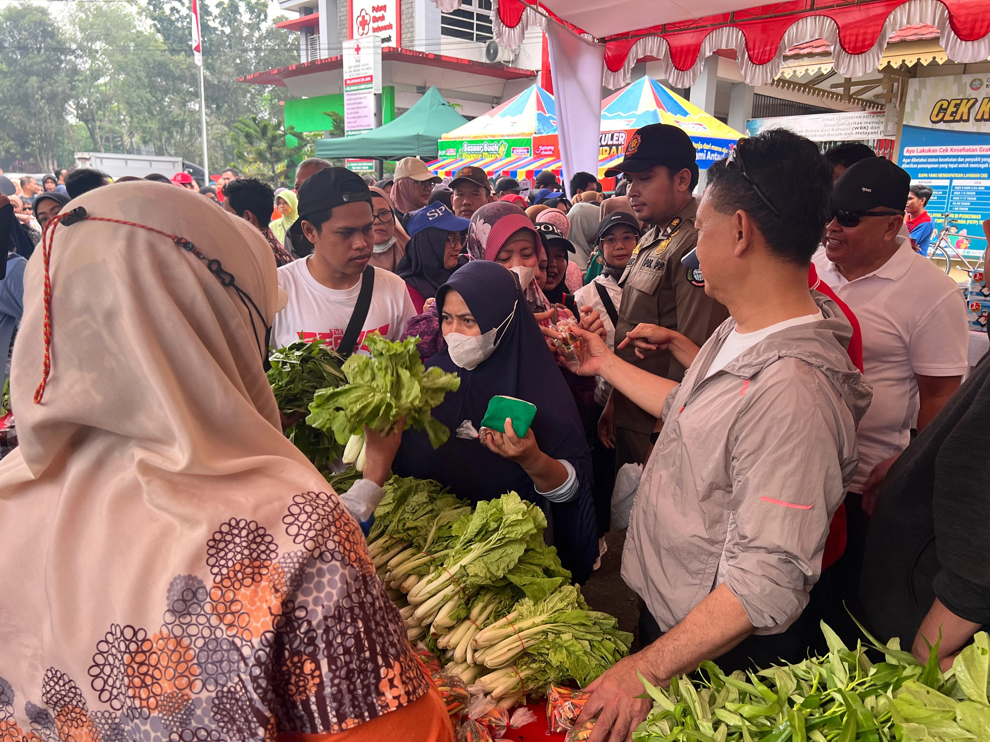 Warga Serbu Sembako dan Sayur Pasar Murah Car Free Day