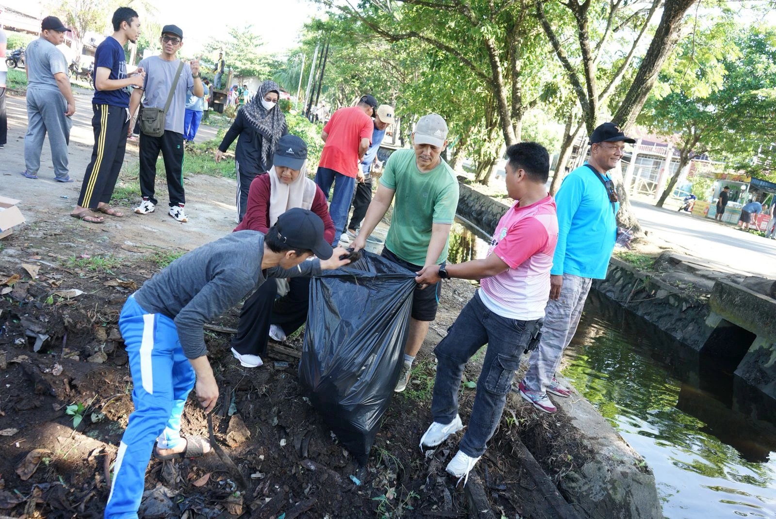 Budayakan Gotong Royong Jaga Kebersihan Lingkungan