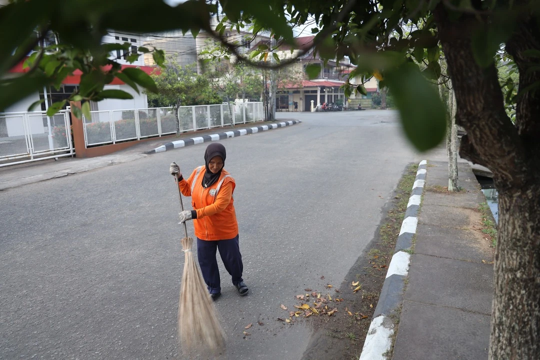 Tiga Dekade Pengabdian Satiman Menjaga Kebersihan Pontianak