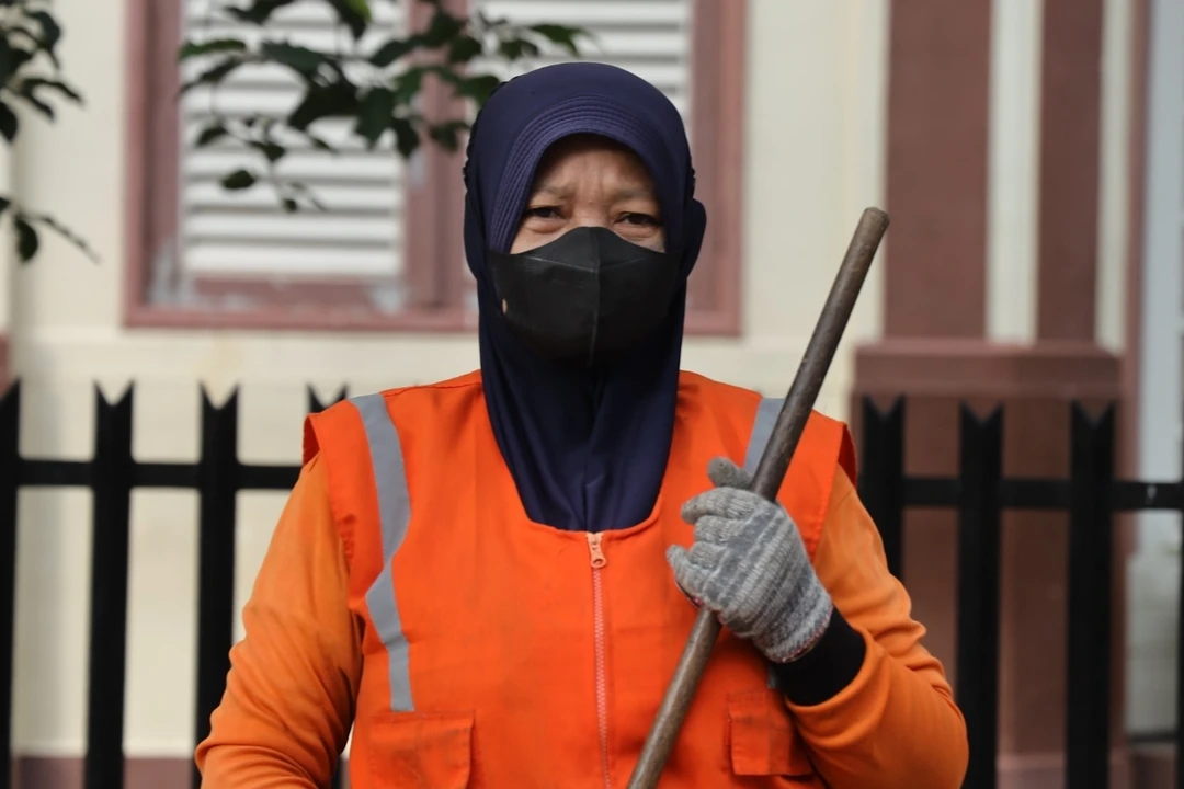 Tiga Dekade Pengabdian Satiman Menjaga Kebersihan Pontianak