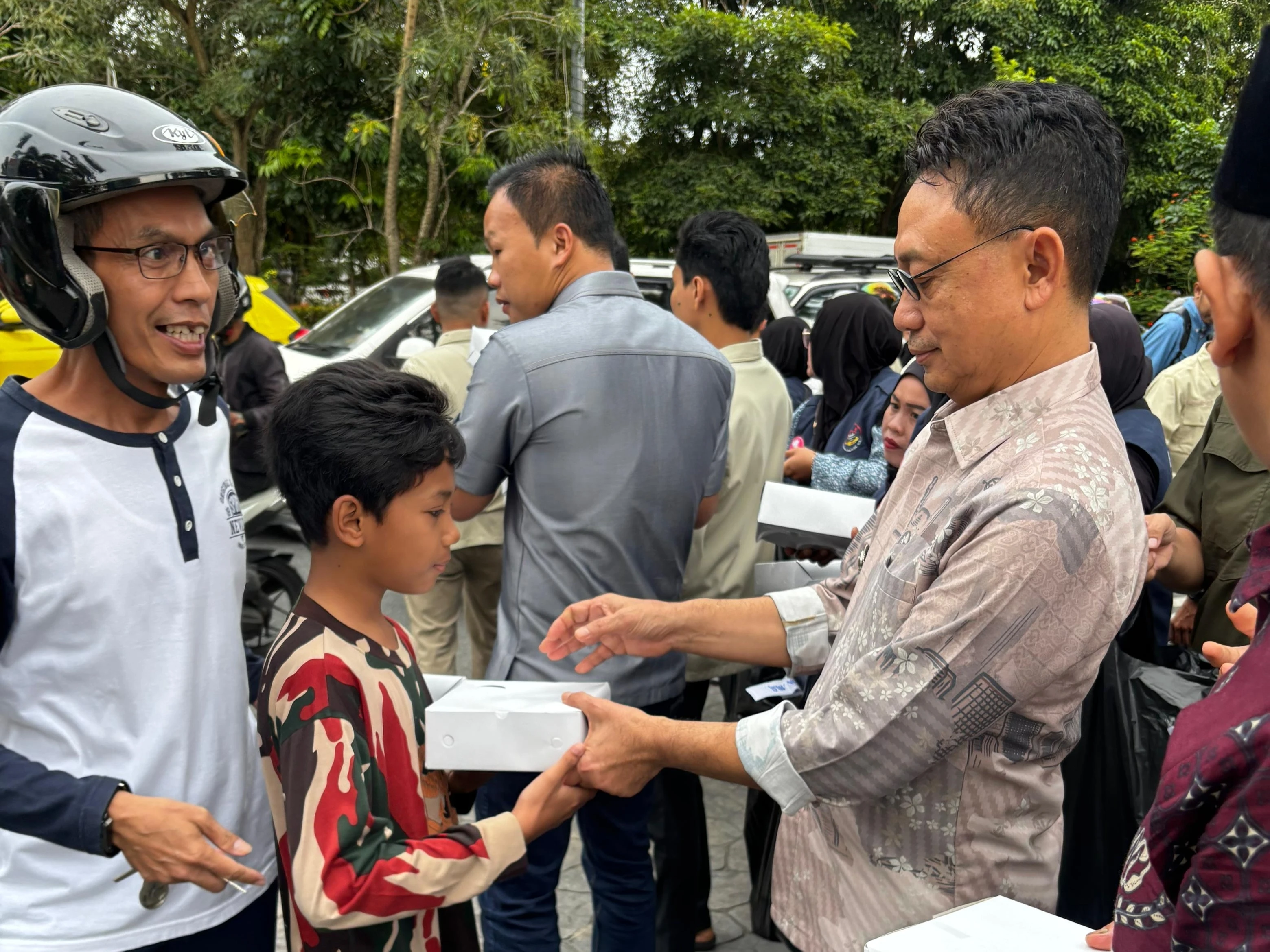 Warga Senang Dapat Takjil dari Wali Kota