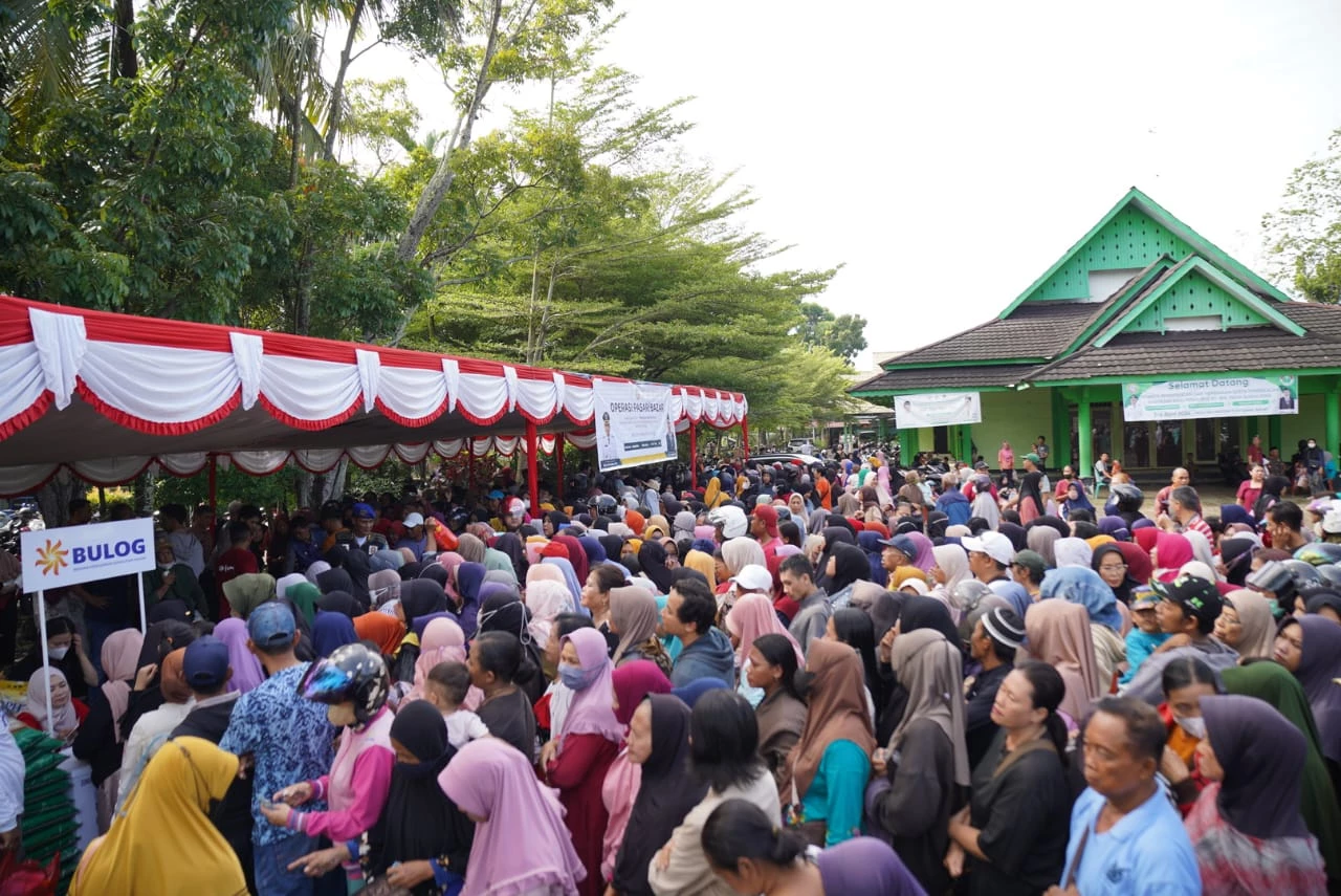 Warga Membludak Serbu Pasar Murah di Pontianak Barat