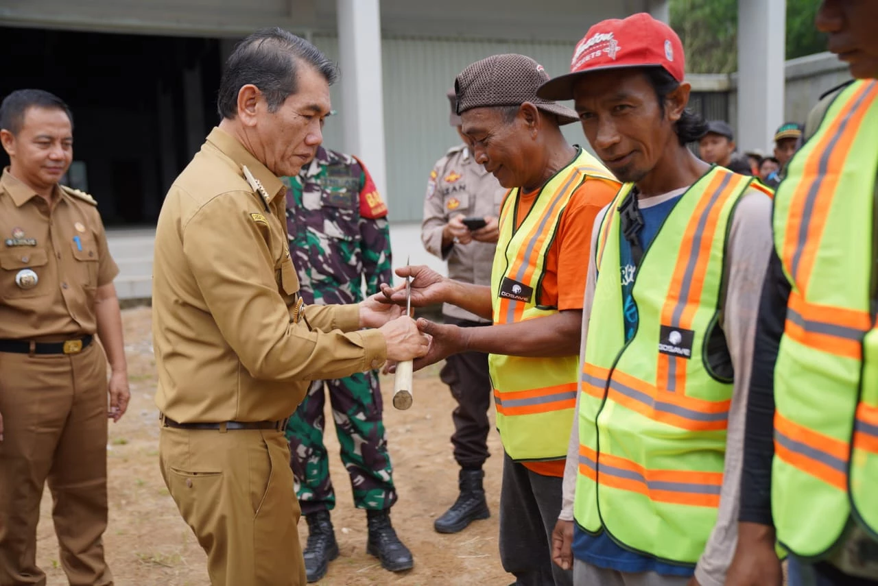 Program Padat Karya Bersihkan Saluran Air di Pontianak Tenggara