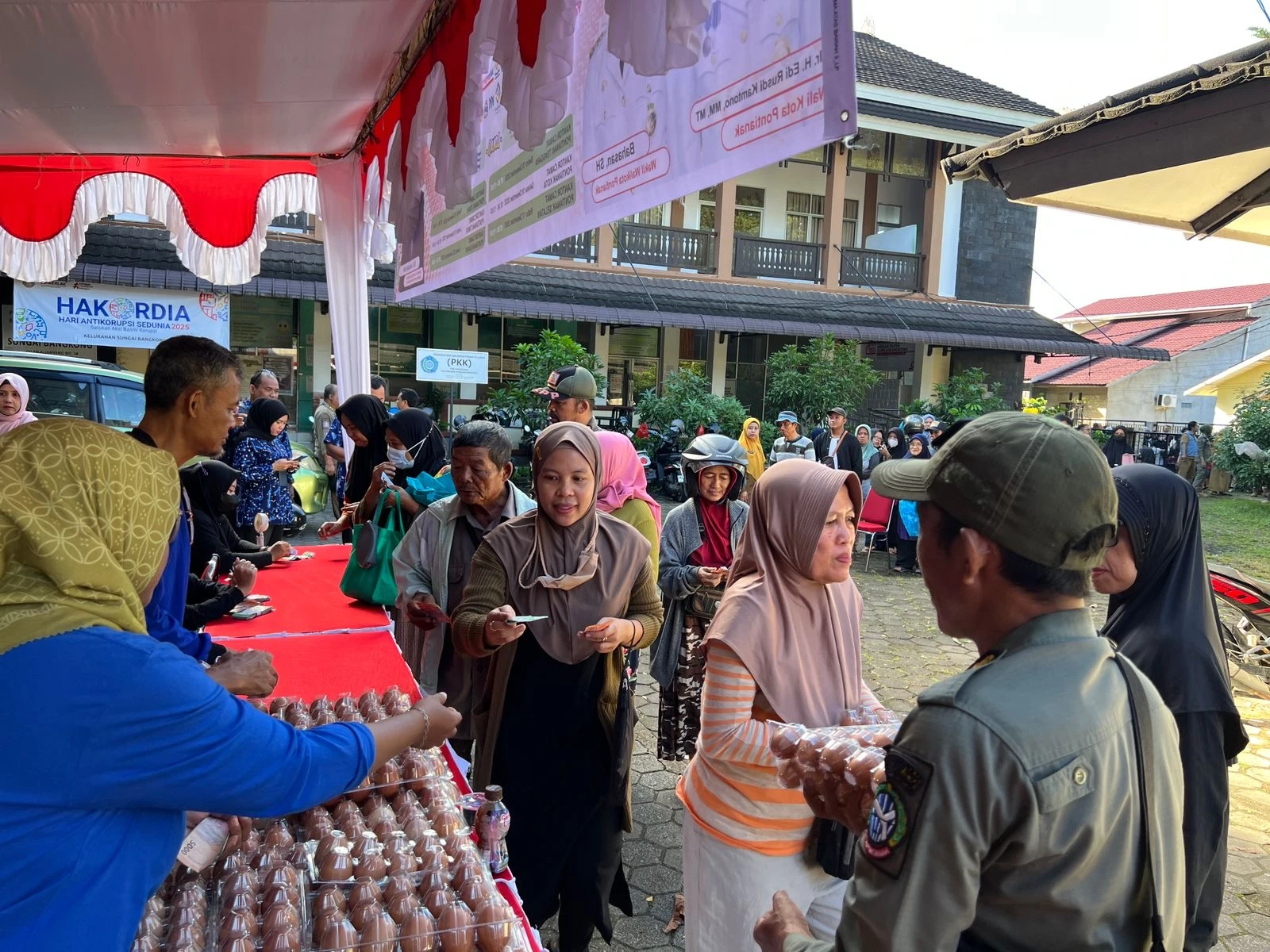 Warga Serbu Operasi Pasar Murah di Kecamatan Pontianak Kota