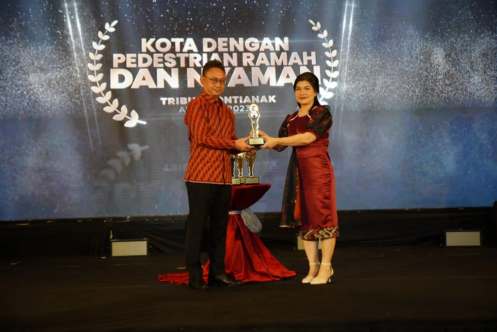Dulang 6 Kategori Tribun Awards, Edi Kamtono : Terus Berbuat Demi Pontianak Lebih Maju