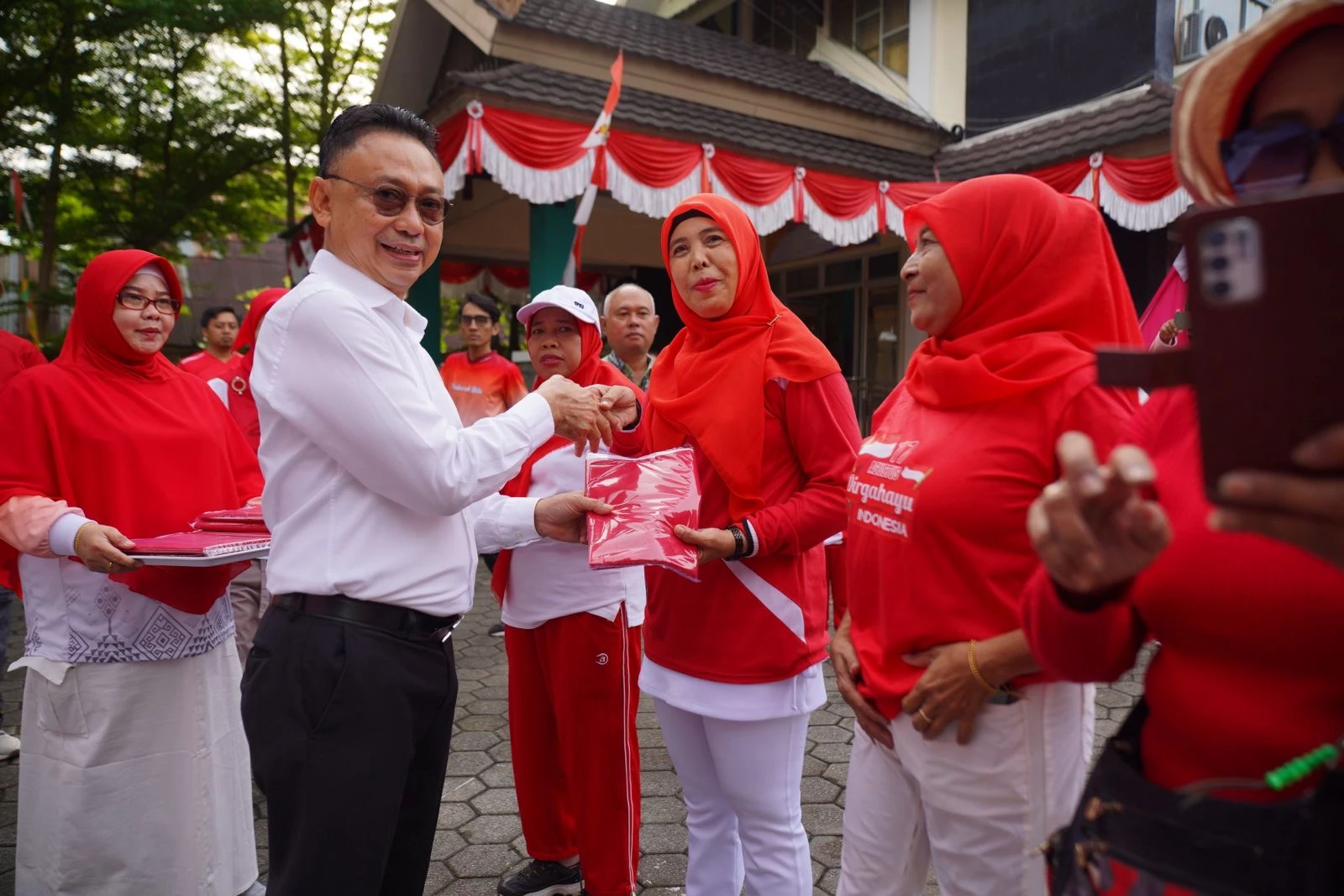 Bagikan 5.000 Bendera Merah Putih, Edi Ajak Warga Meriahkan HUT ke-80 RI