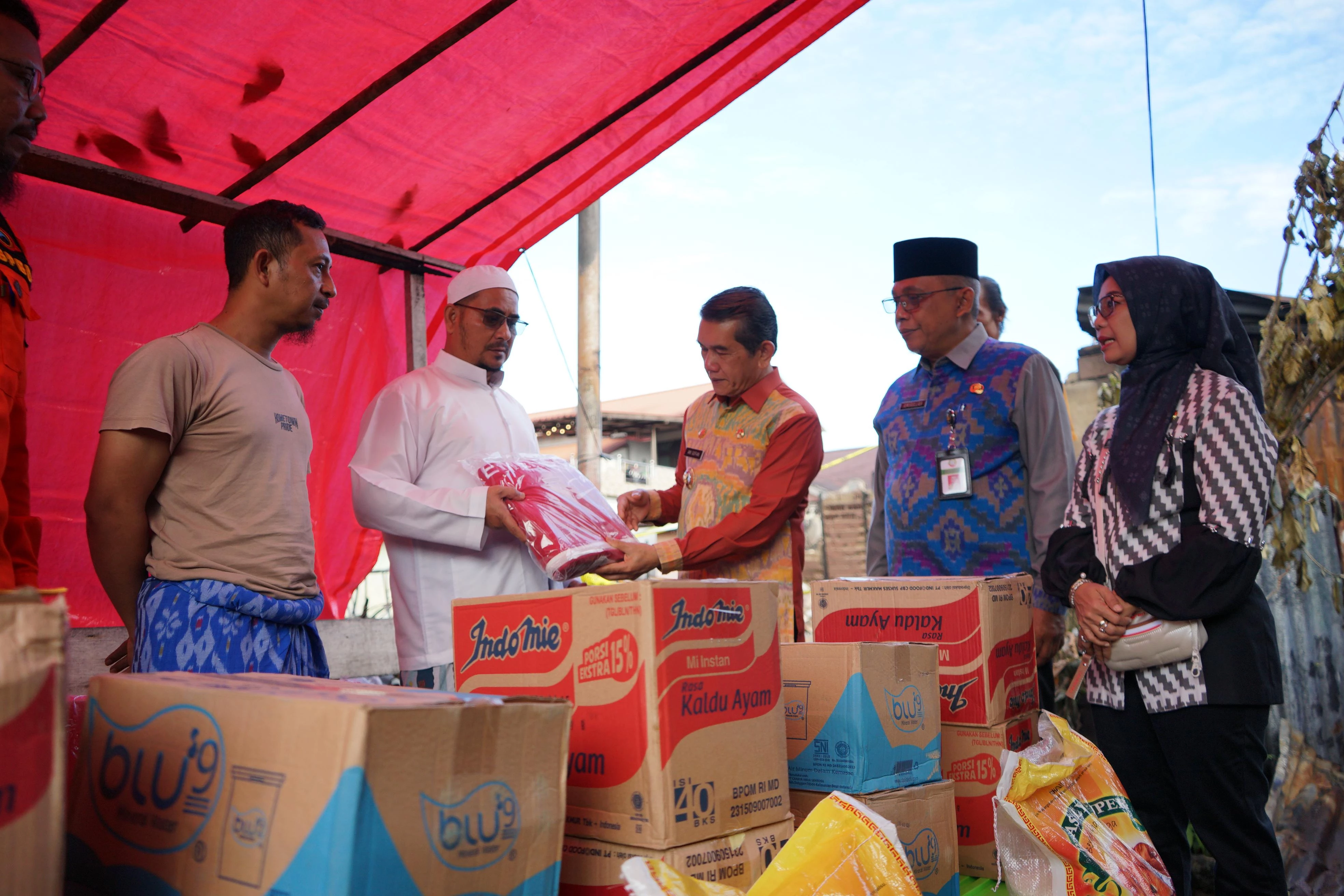 Pj Wako Serahkan Bantuan Untuk Korban Kebakaran di Tanjung Raya I