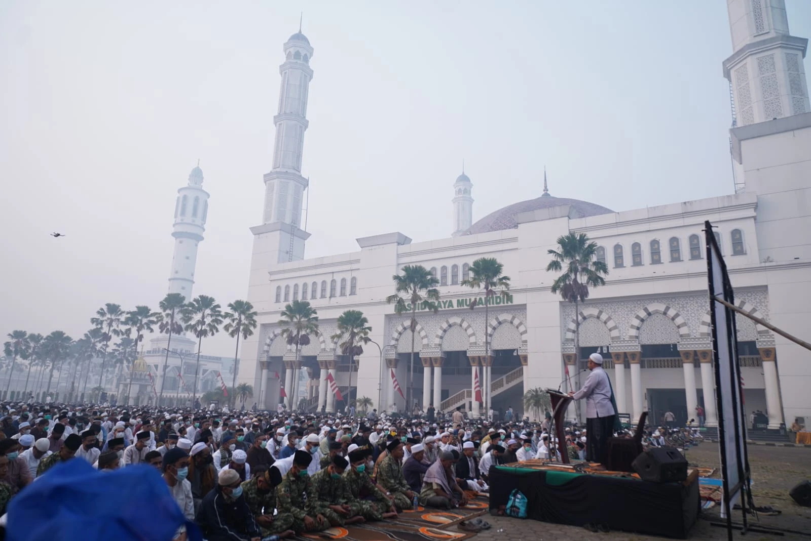 Ribuan Umat Islam Salat Istisqa di Masjid Raya Mujahidin