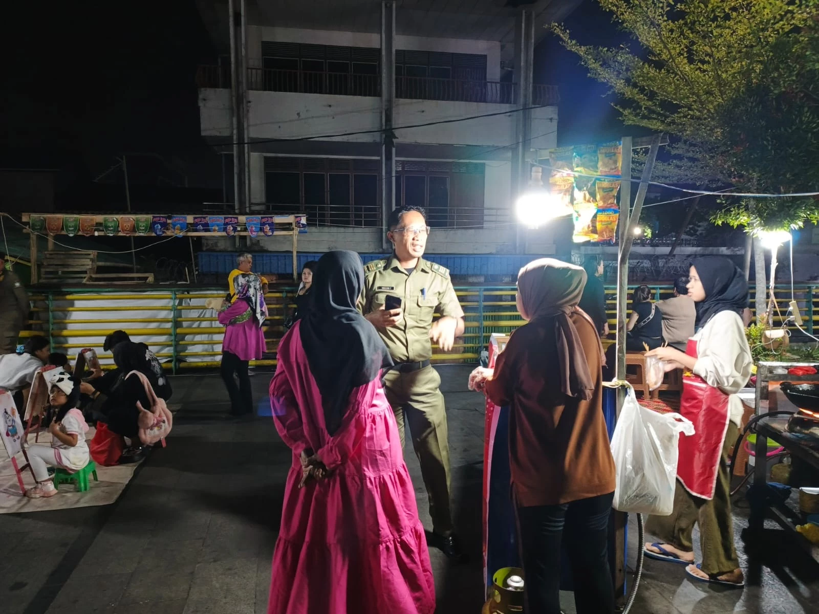 Satpol PP Ingatkan Pedagang di Waterfront Tidak Buang Sampah ke Sungai