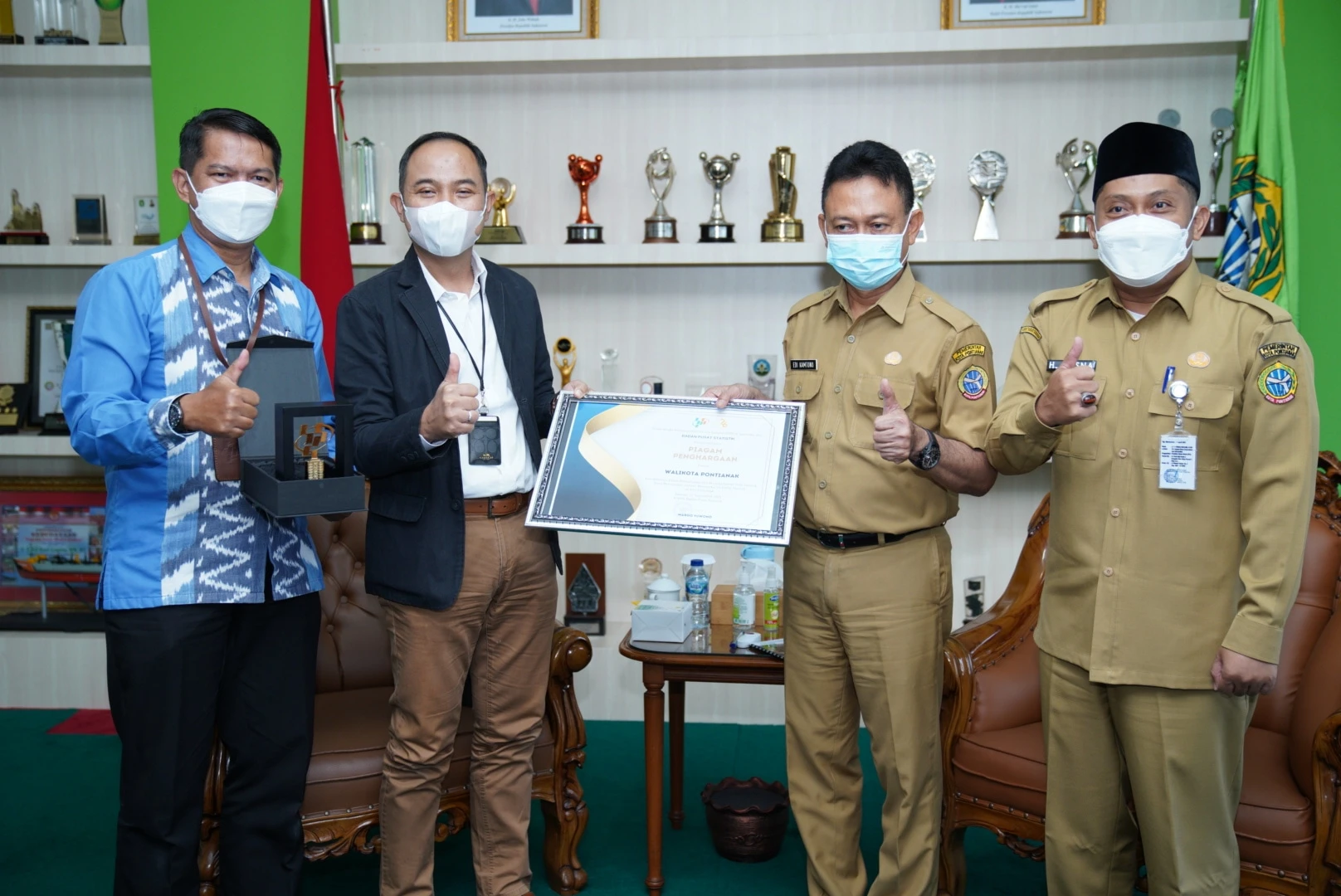 Literasi Masyarakat Peduli Data, Wali Kota Dianugerahi Penghargaan BPS