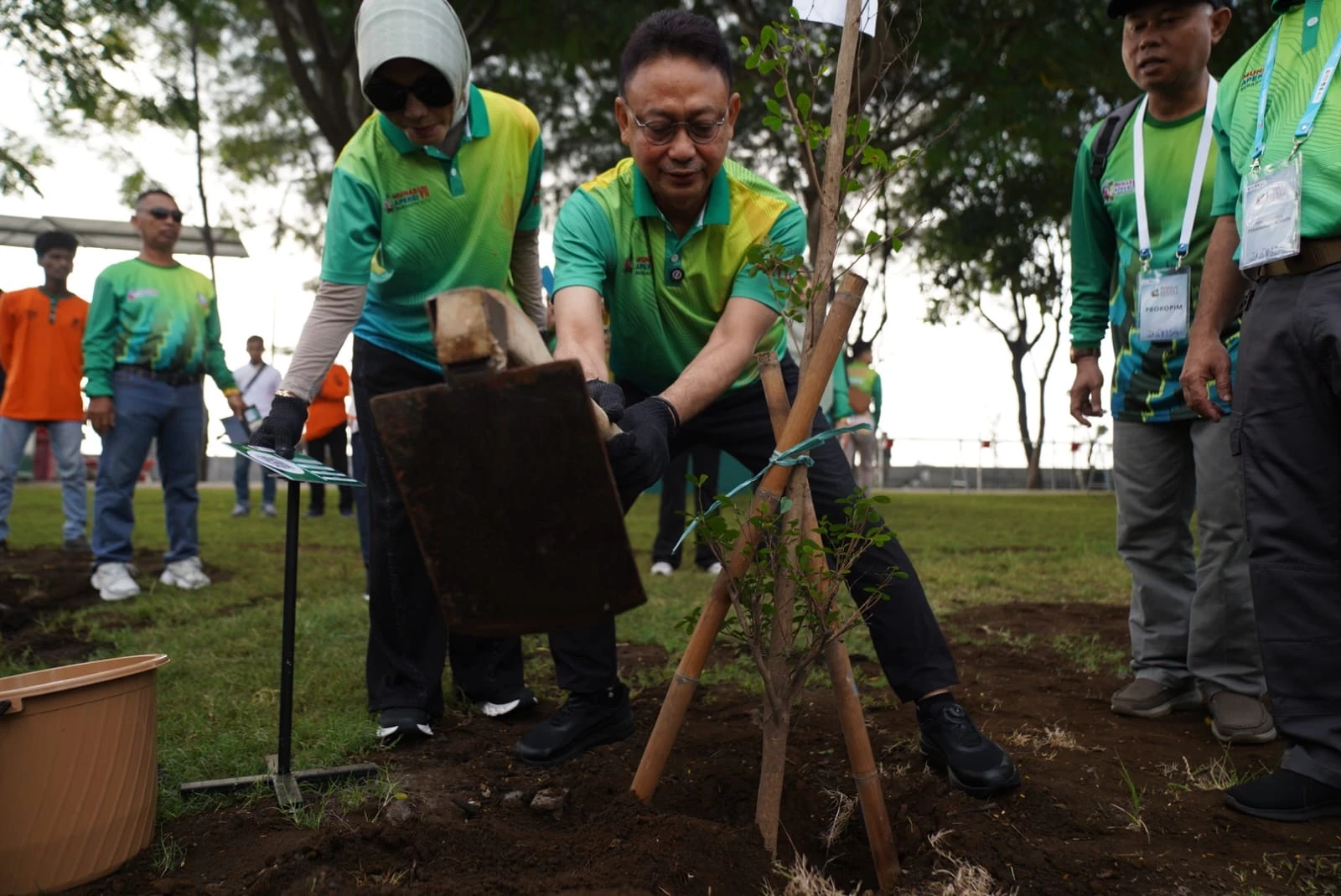 Wali Kota Pontianak Tanam Pohon Ketapang Kencana di Taman Surabaya
