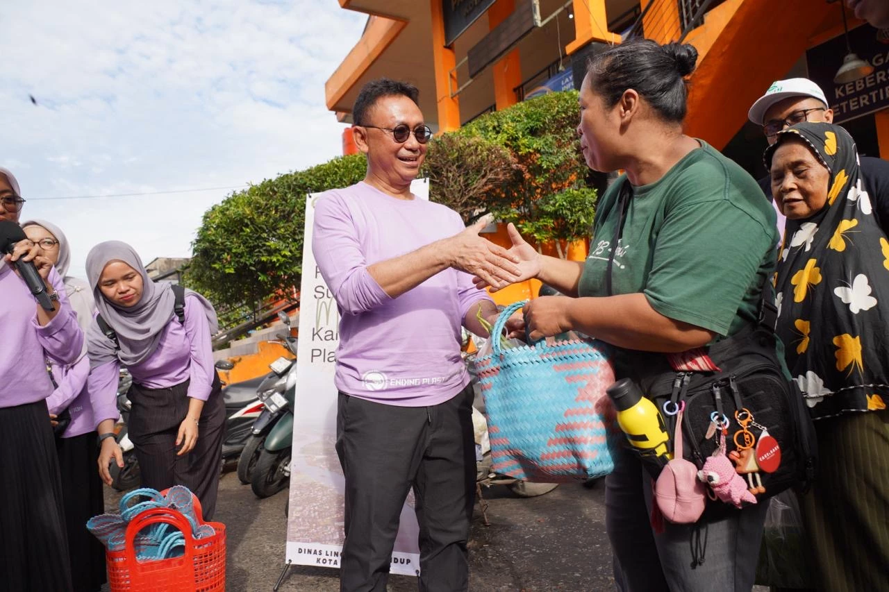 Wako Bagikan Tas Belanja Gratis di Pasar Kemuning