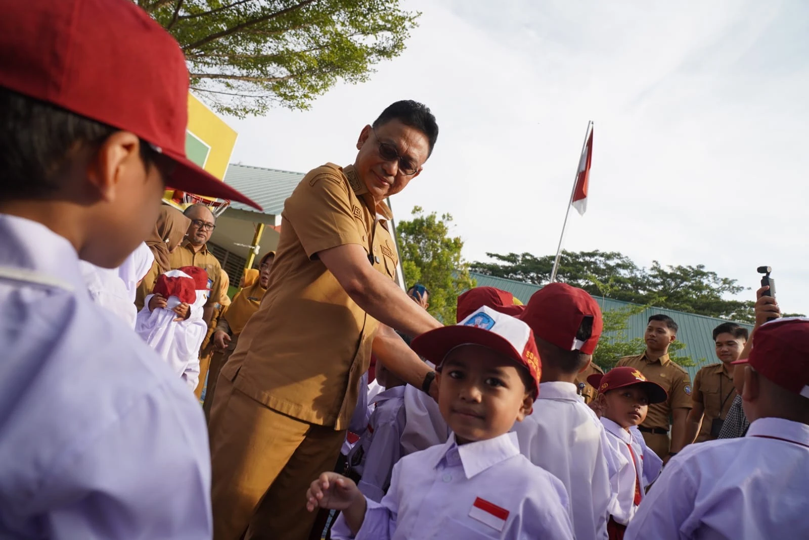 Hari Pertama Sekolah, Para Ayah di Pontianak Hadir Dampingi Anak Mereka