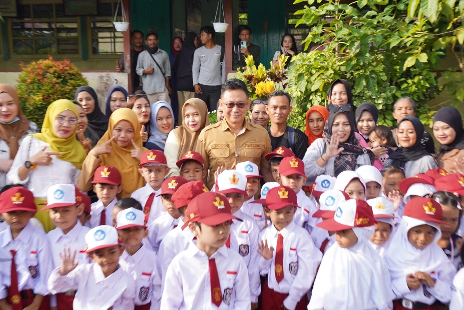 Hari Pertama Sekolah, Para Ayah di Pontianak Hadir Dampingi Anak Mereka
