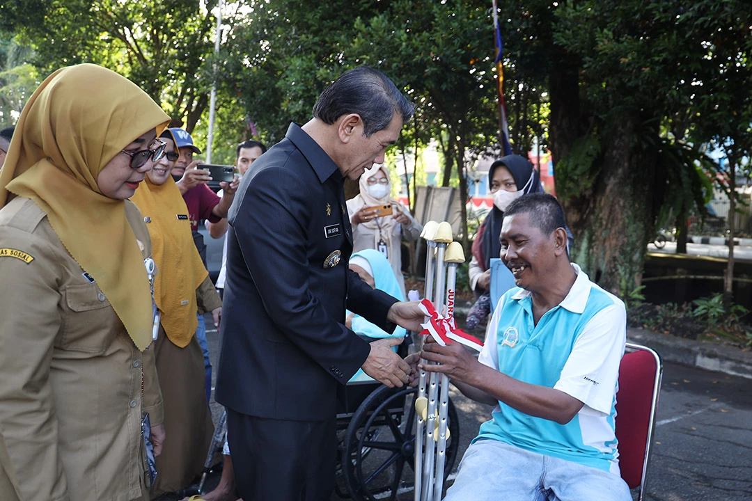 Malisin Bersyukur Terima Alat Bantu Jalan dari Pemkot Pontianak
