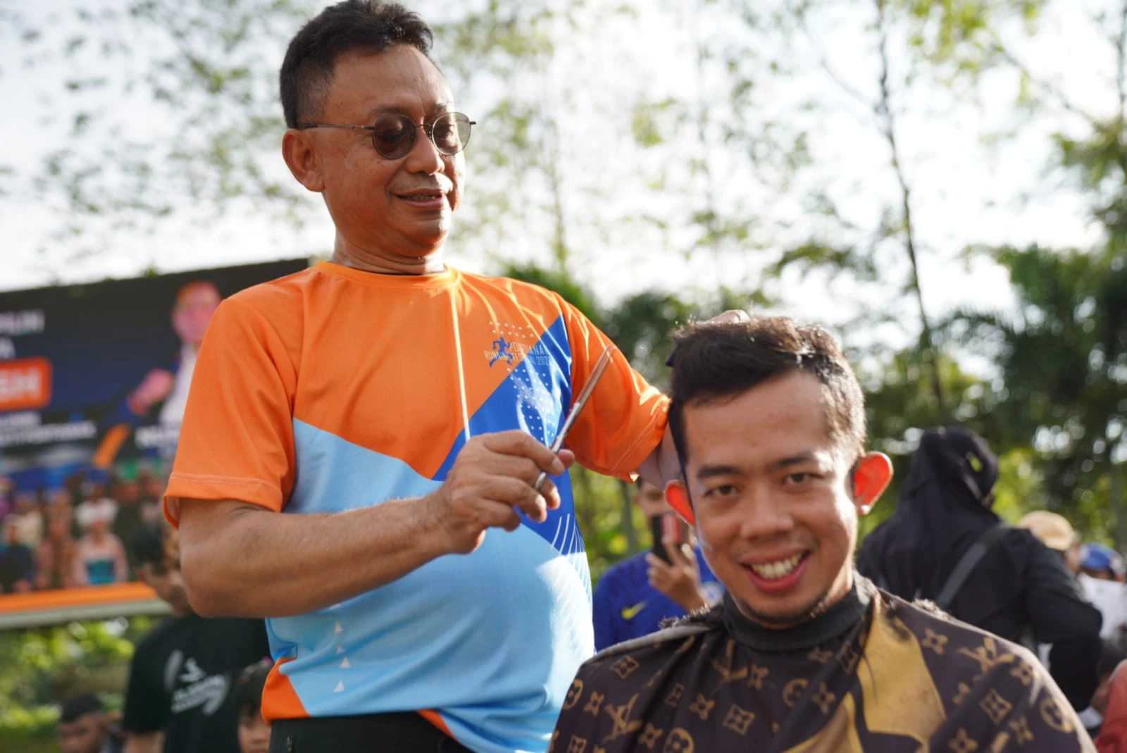 Potong Rambut Bayar Seiklasnya, Edi Puji Aksi Barber Peduli Palestina