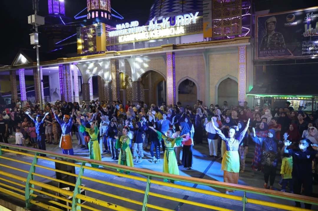 Larut Berjepin, Masyarakat Nikmati Alunan Musik Melayu di Tepian Sungai Kapuas