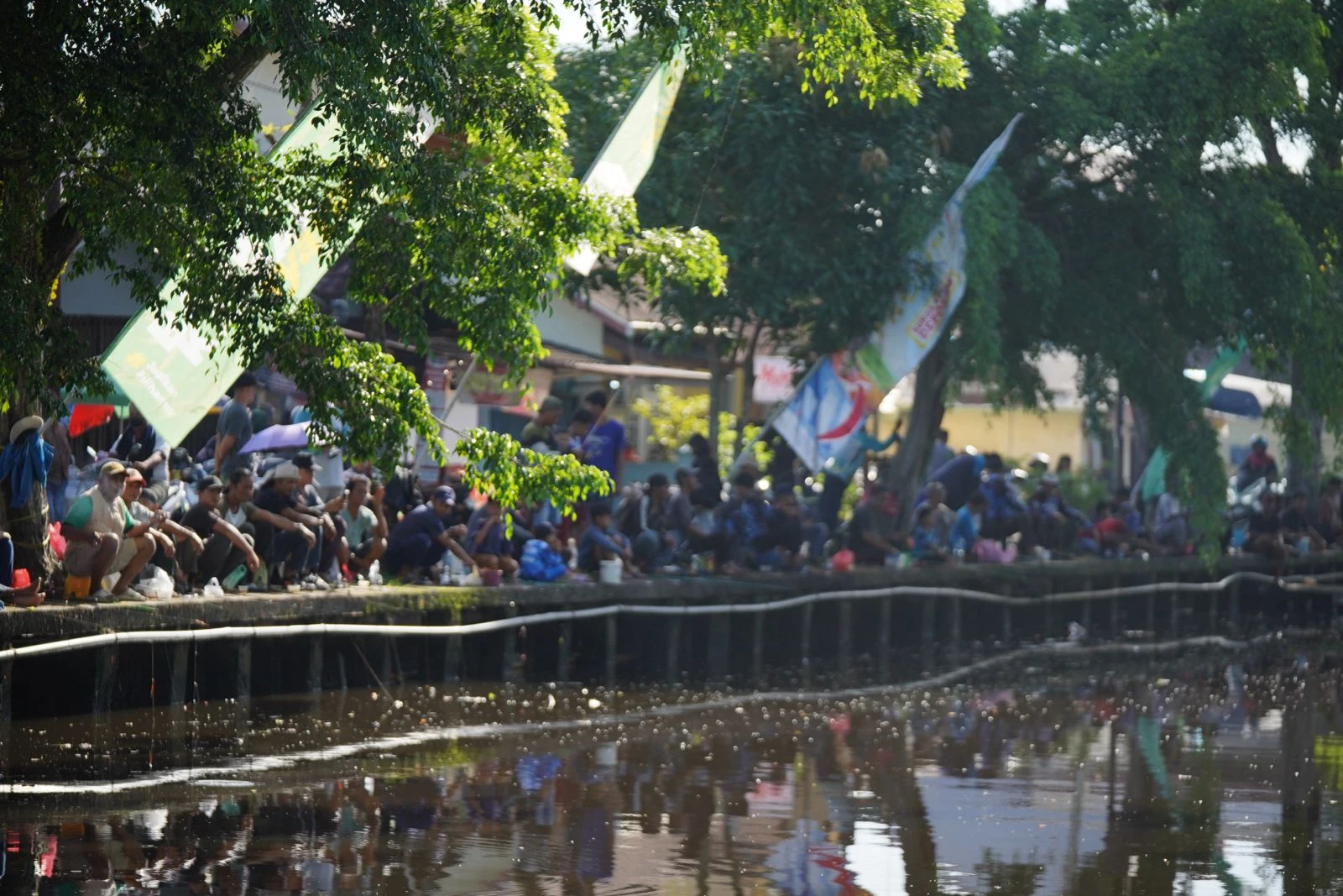 Wako Edi Mancing Bareng Ribuan Peserta Lomba di Parit Sungai Jawi