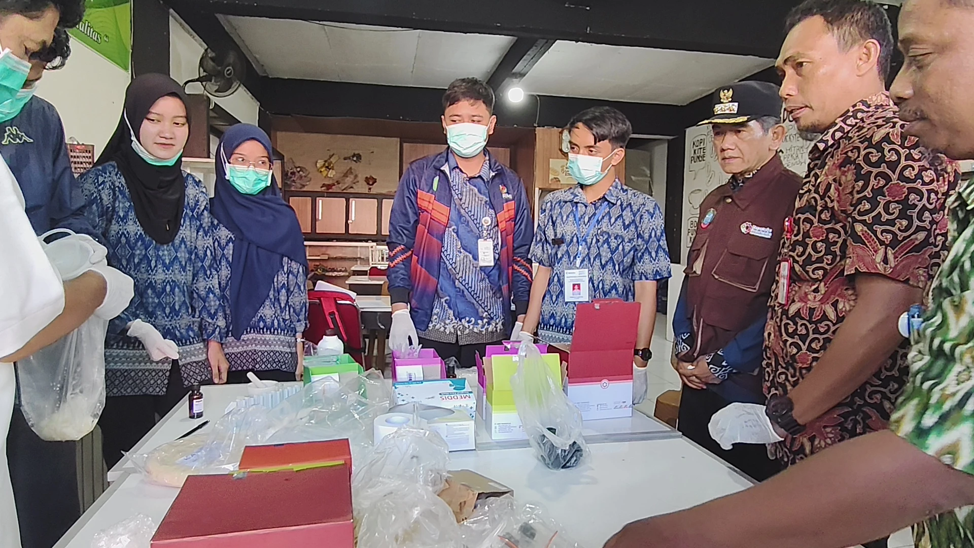 Tim Pengawasan Uji Sampel 17 Produk Olahan di Pasar Flamboyan