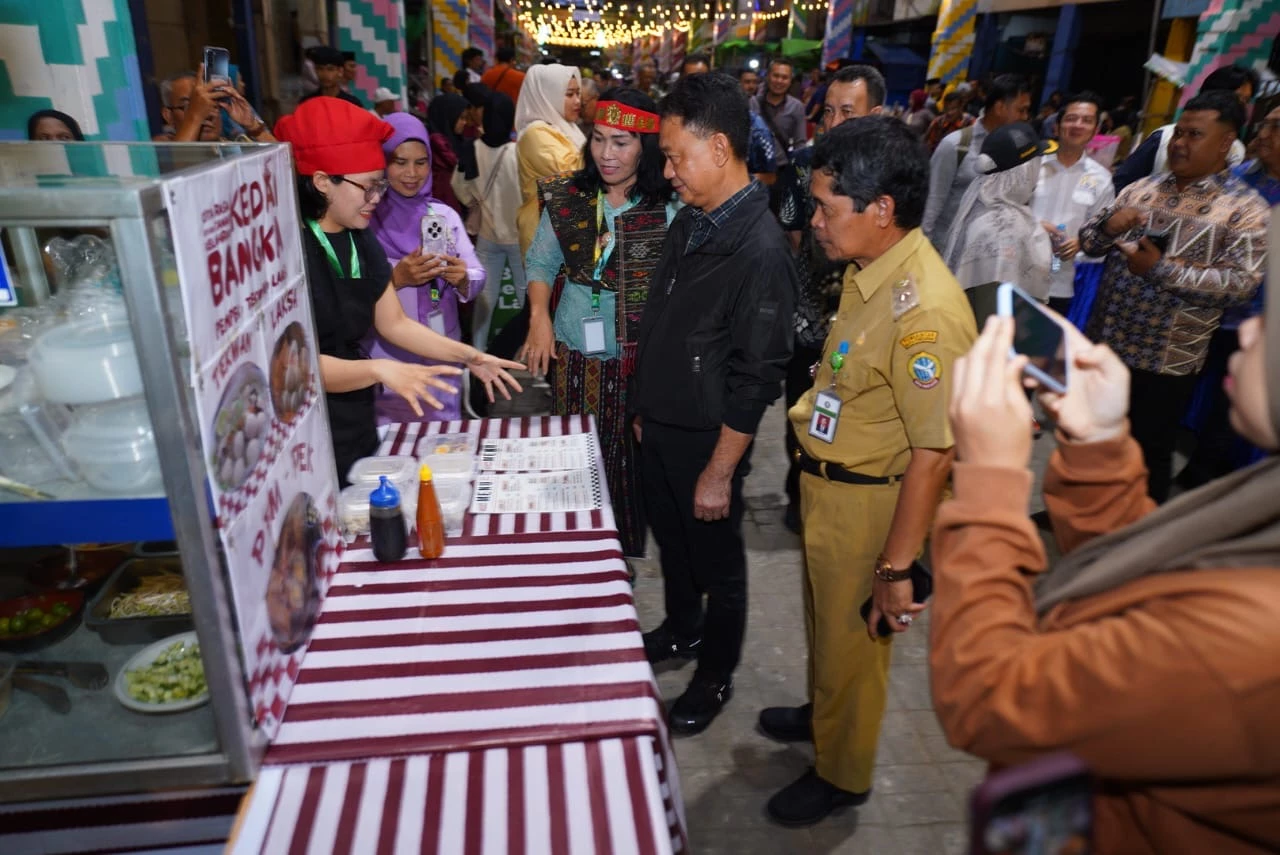 Pusat Kuliner Malam Pasar Tengah Suguhkan Suasana Tempo Dulu