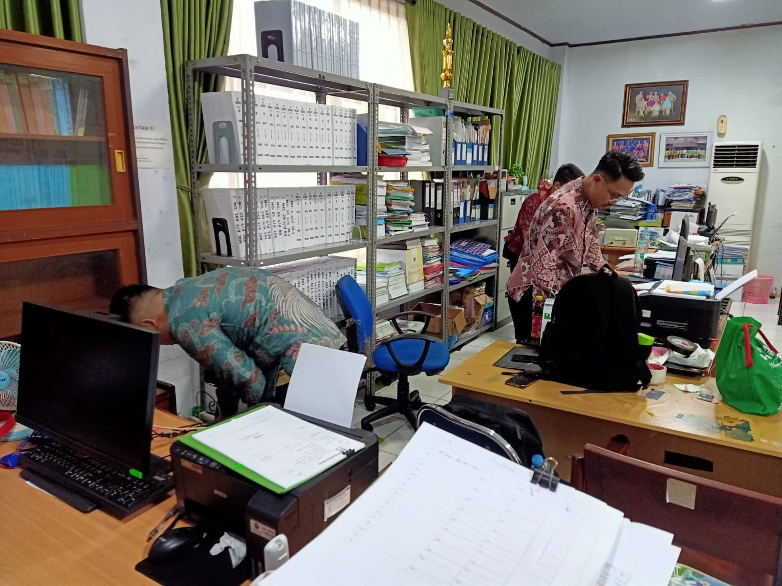 ASN Pemkot Pontianak Gotong Royong Bersihkan Lingkungan Kantor