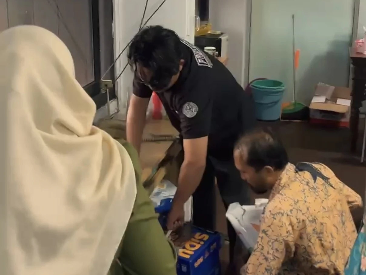 ASN Pemkot Pontianak Gotong Royong Bersihkan Lingkungan Kantor