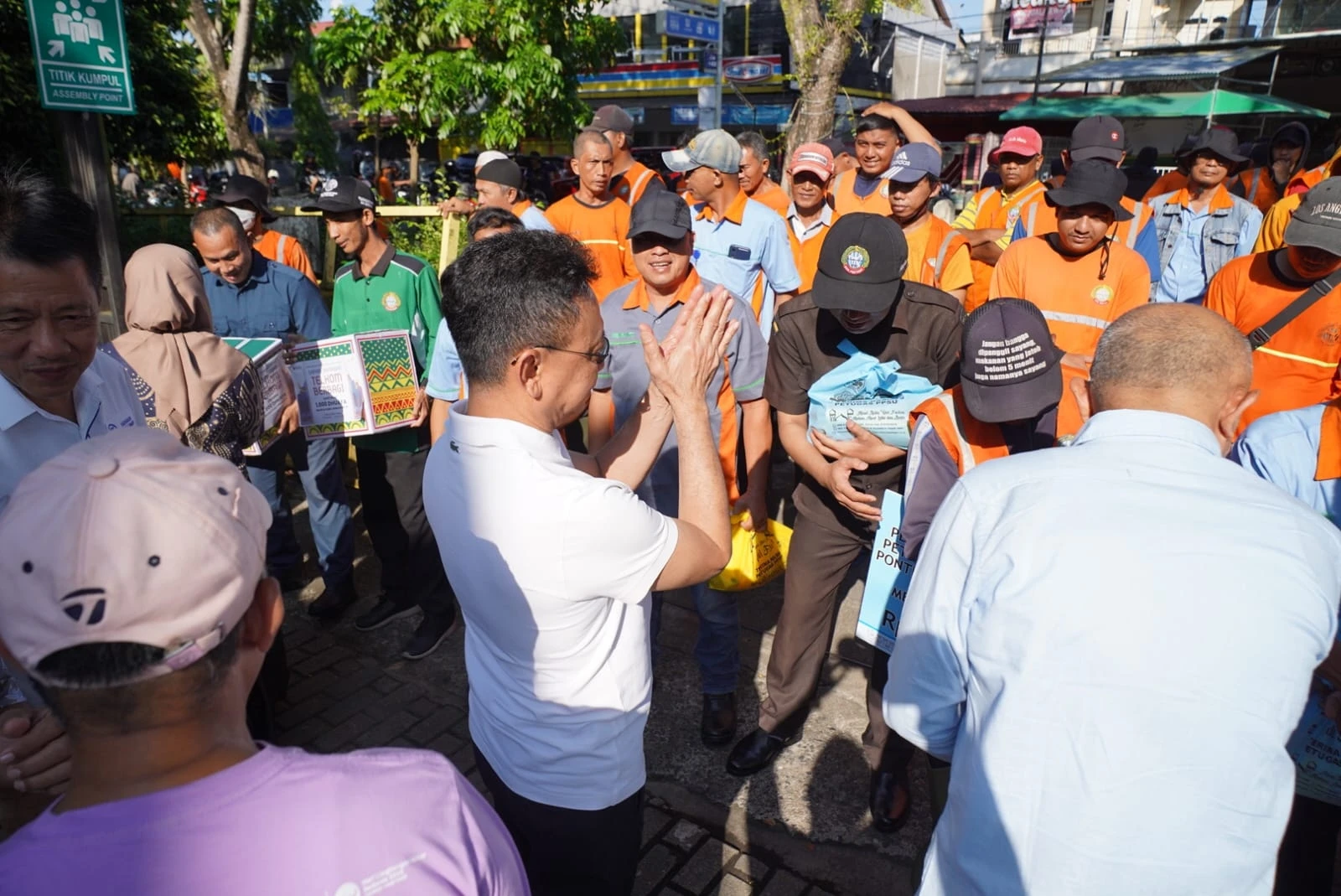 Senyum Para Penjaga Kota, Abdullah Senang Dapat Paket Lebaran