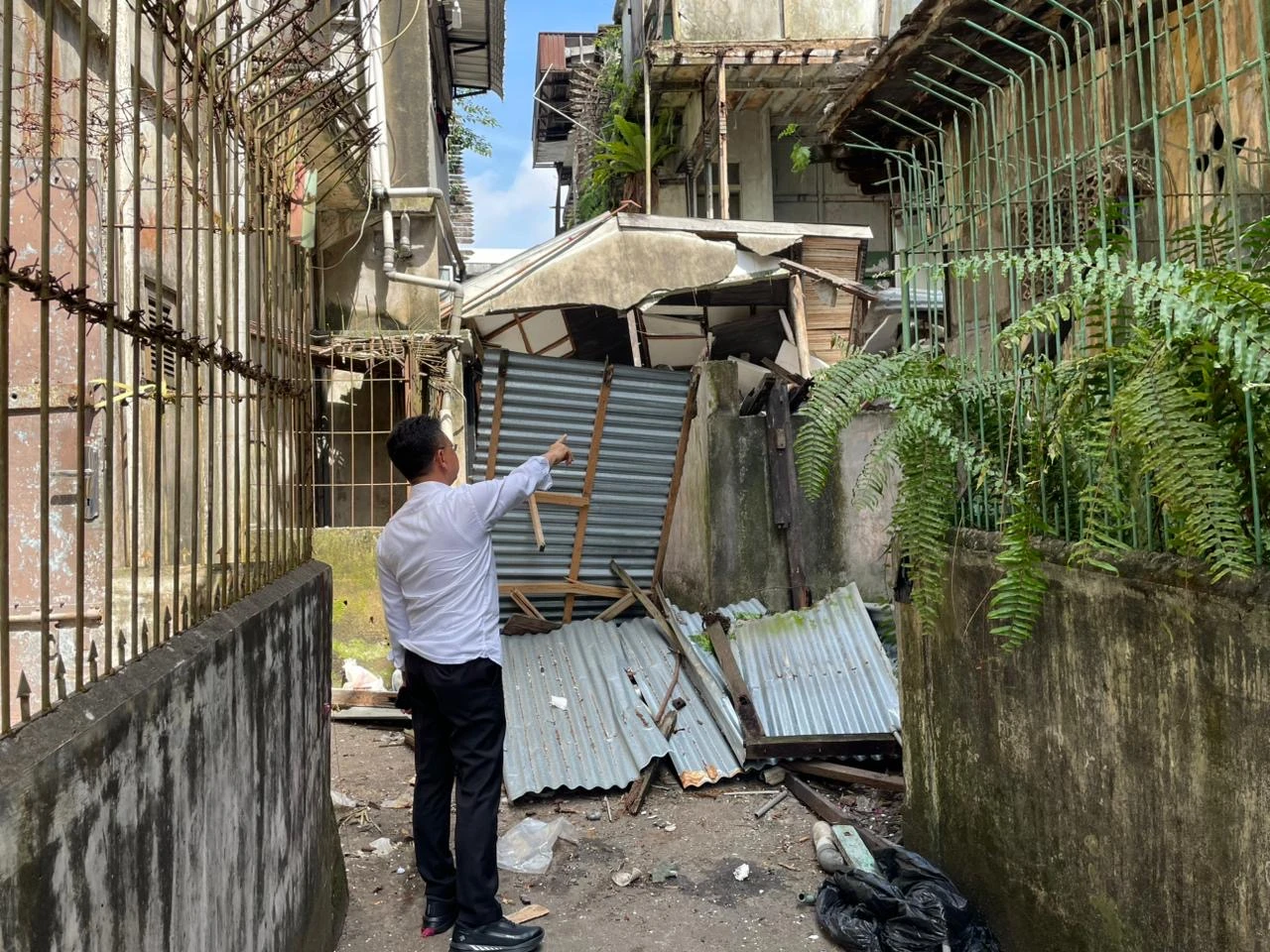 Bangunan Ruko Jalan Indragiri Barat Ambruk, Diduga Akibat Pencurian Material