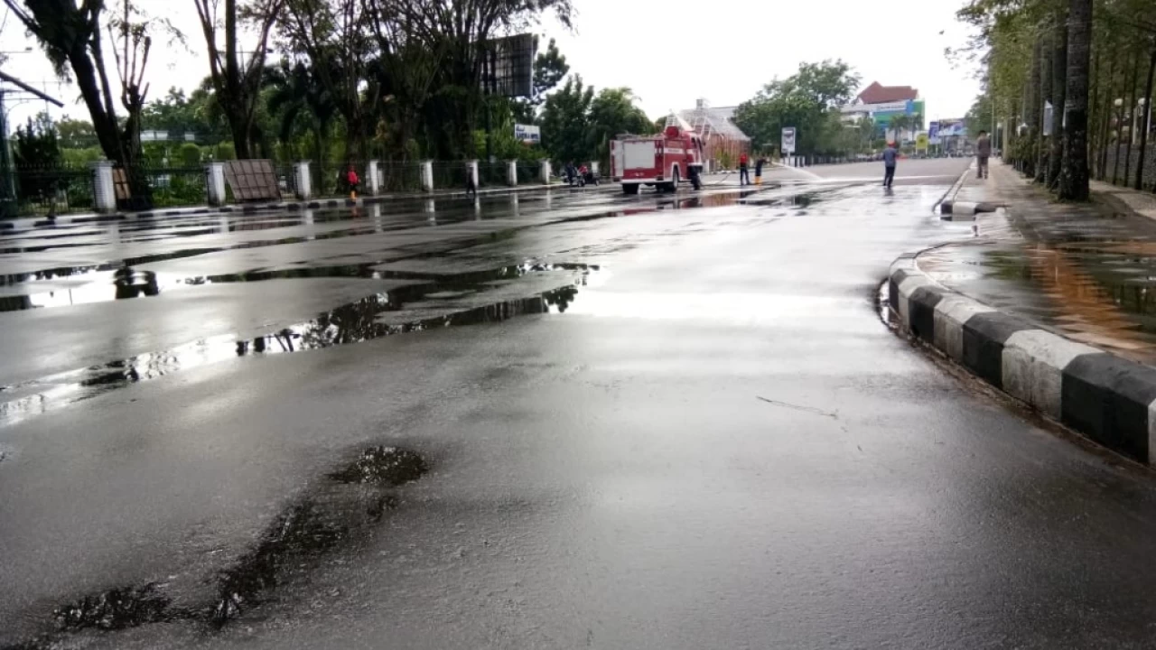 Wali Kota dan Wakil Wali Kota Salat Ied di Depan Kantor Wali Kota
