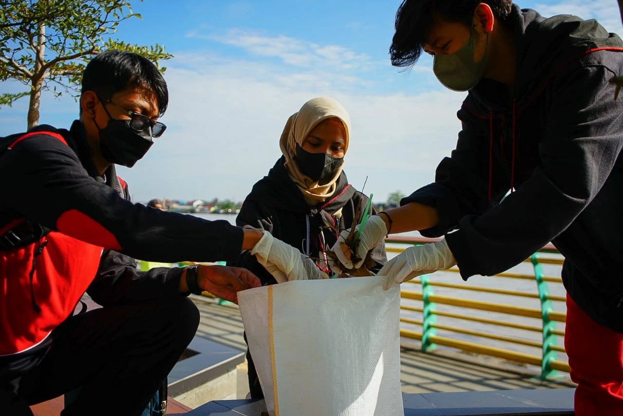 Peringati World Cleanup Day, Ratusan Relawan Pungut dan Pilah Sampah di Waterfront