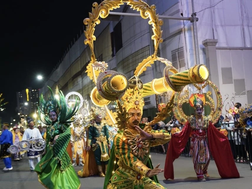 Kostum Ikonik Pontianak Pukau Penonton Karnaval Budaya di Surabaya