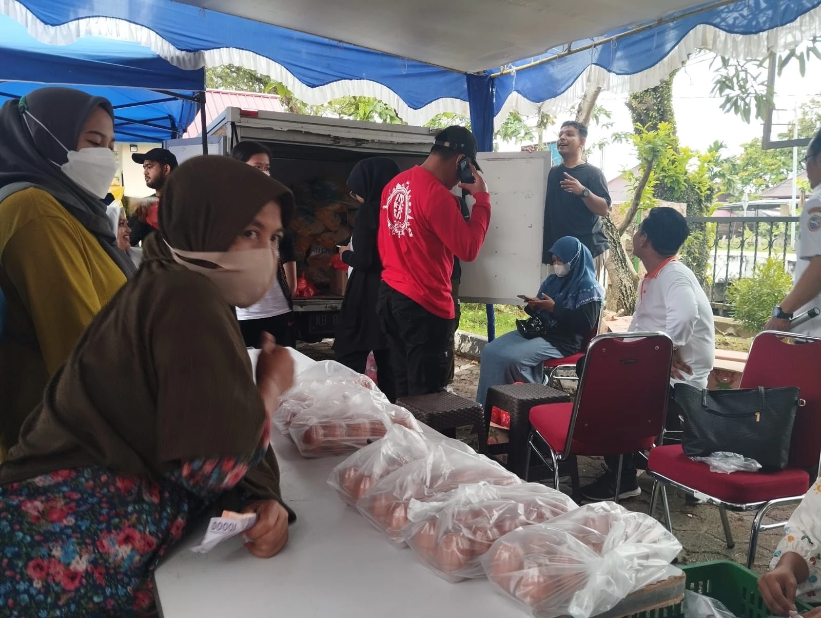 Cerita Sri, Antri Pertama untuk Belanja di Pasar Murah