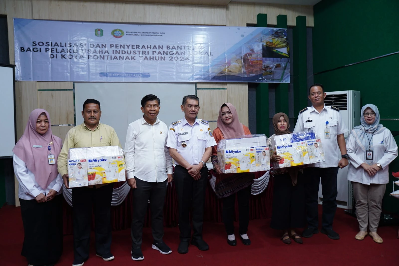 Salurkan Bantuan Alat Produksi Kue, Pj Wako Dorong UMKM Naik Kelas