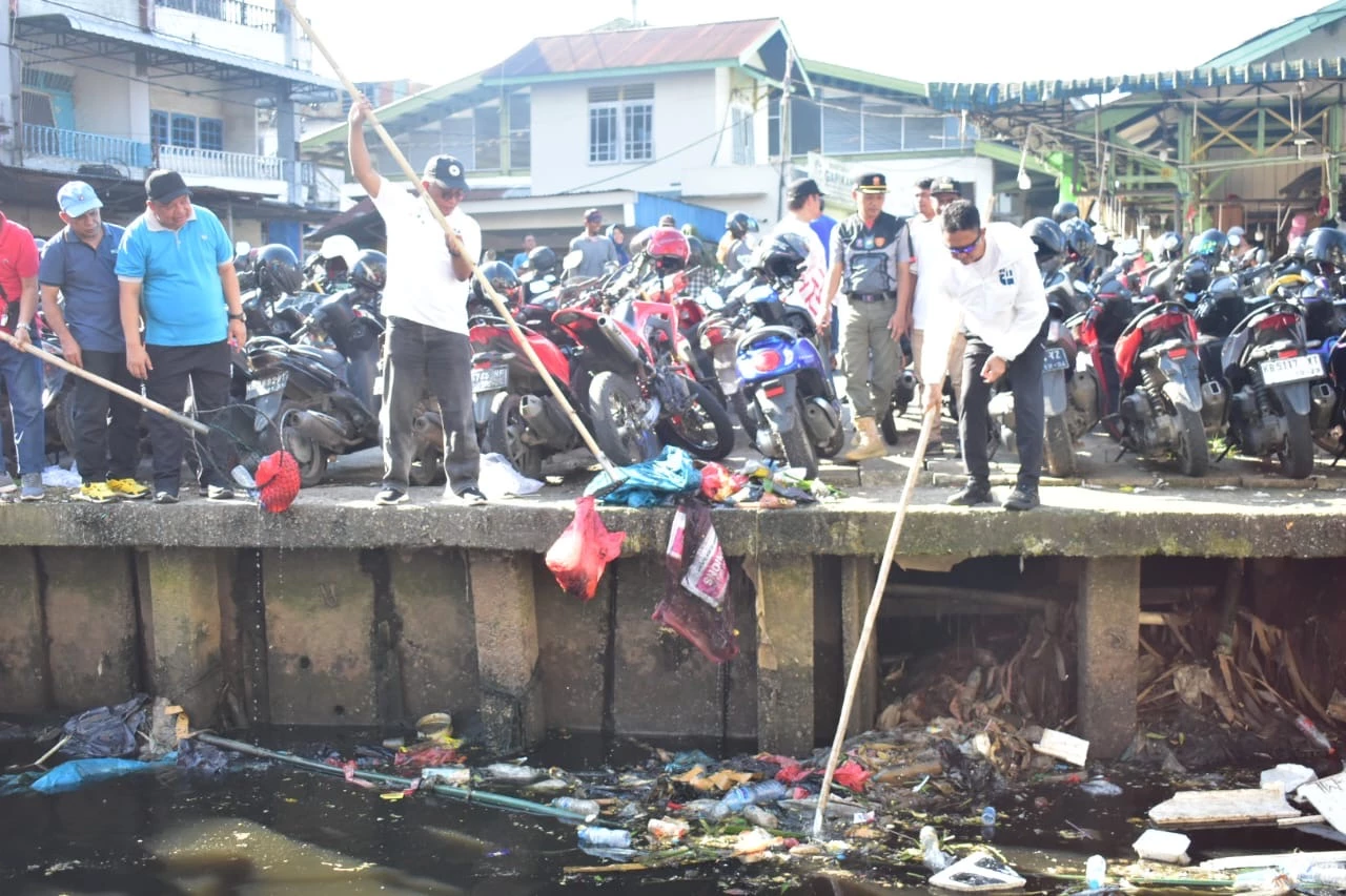 Bersihkan Parit Tokaya, Edi Ajak Warga Peduli Lingkungan