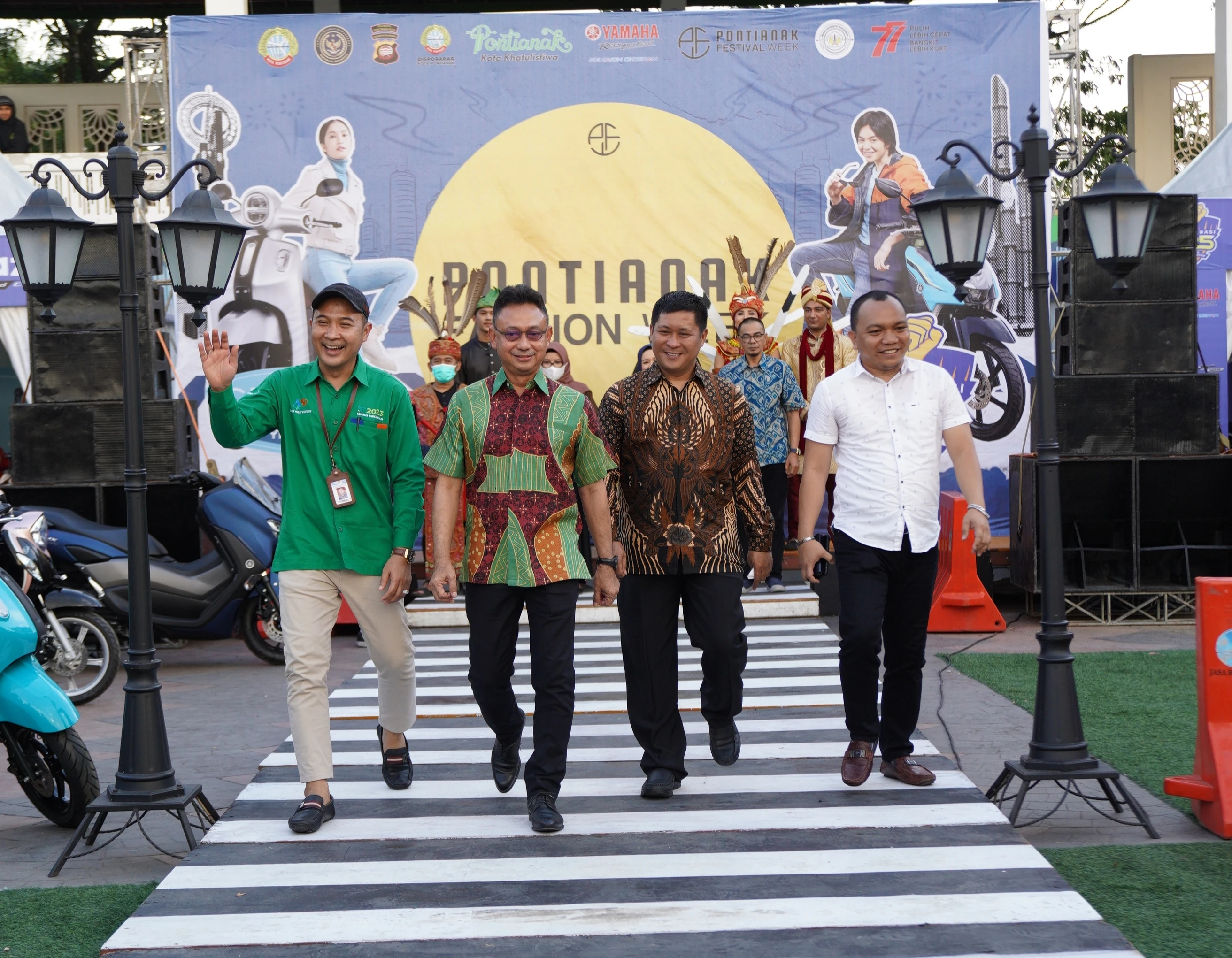 Bergaya ala Model, Edi Kamtono Tampil di Catwalk PFW