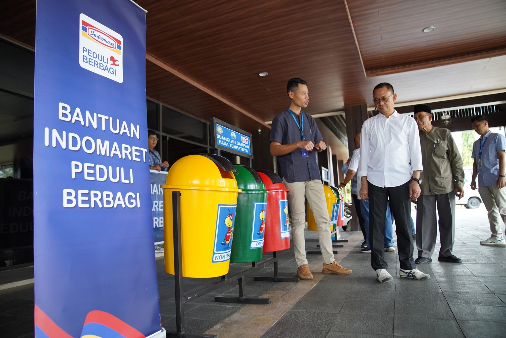 Pemkot Terima Bantuan 20 Bak Sampah Lewat Program CSR Indomaret
