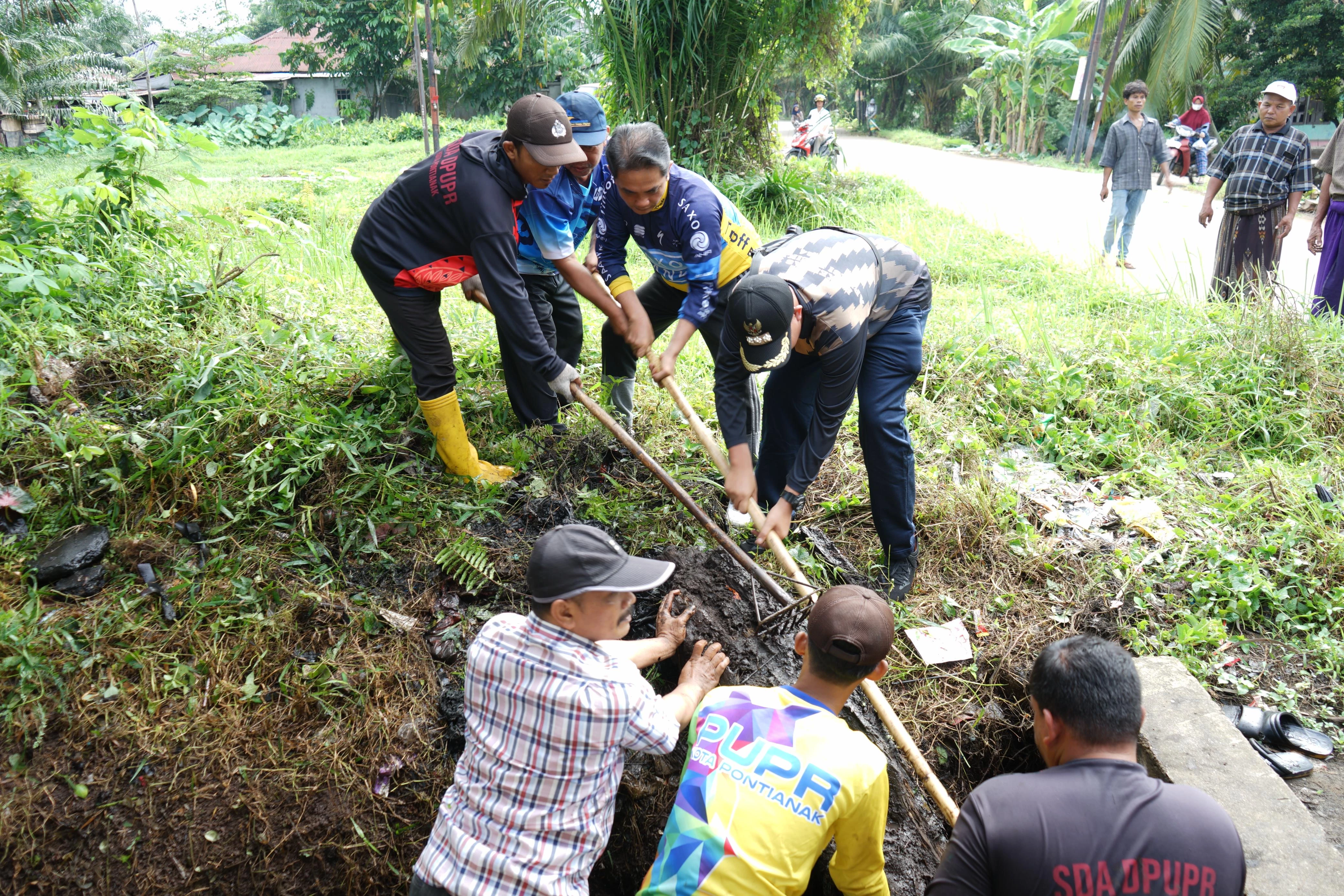 Budayakan Gotong Royong, Bahasan Ajak Warga Pontianak Utara Bersihkan Parit