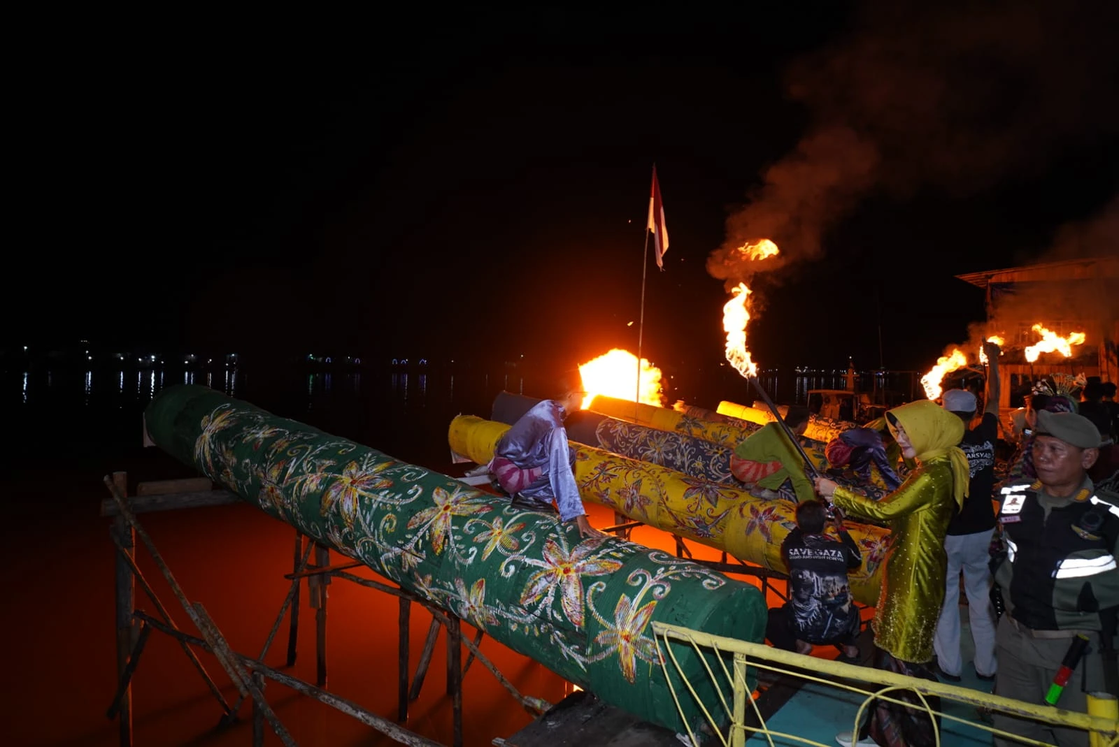 Dentuman Meriam Karbit Simbol Kebersamaan Warga Pontianak