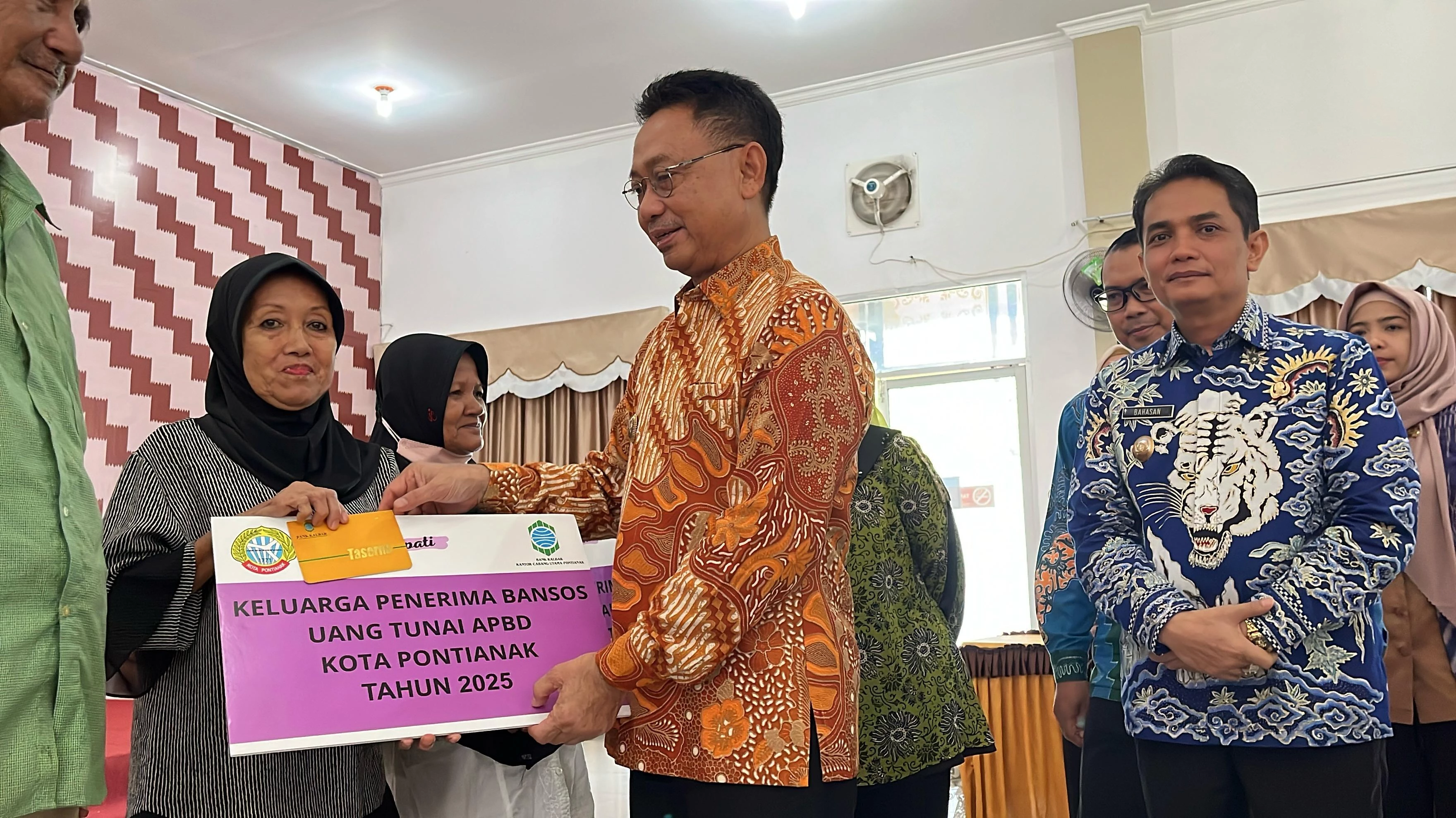 Serahkan Bansos Tunai, Prioritaskan Kesejahteraan Warga