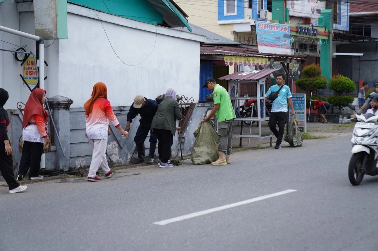 Wako Apresiasi Warga Peduli Lingkungan Bersihkan Parit
