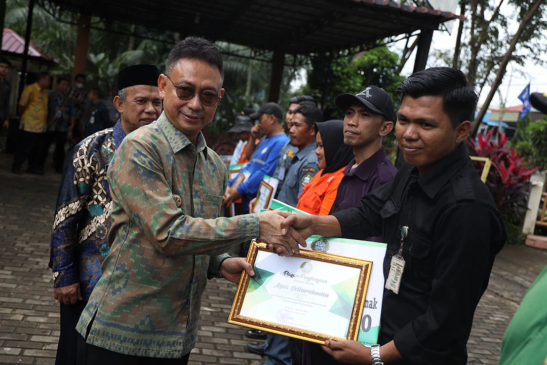 Apresiasi Petugas Kebersihan, Wako Edi Serahkan Penghargaan