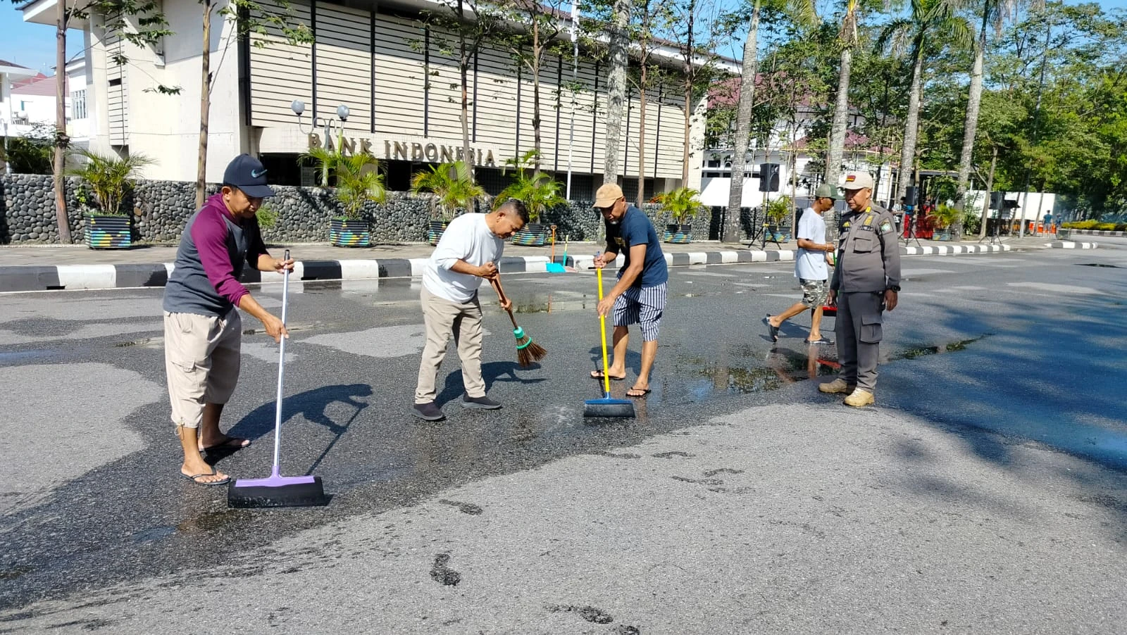 Lapangan Salat Id depan Kantor Wali Kota Mulai Dibersihkan