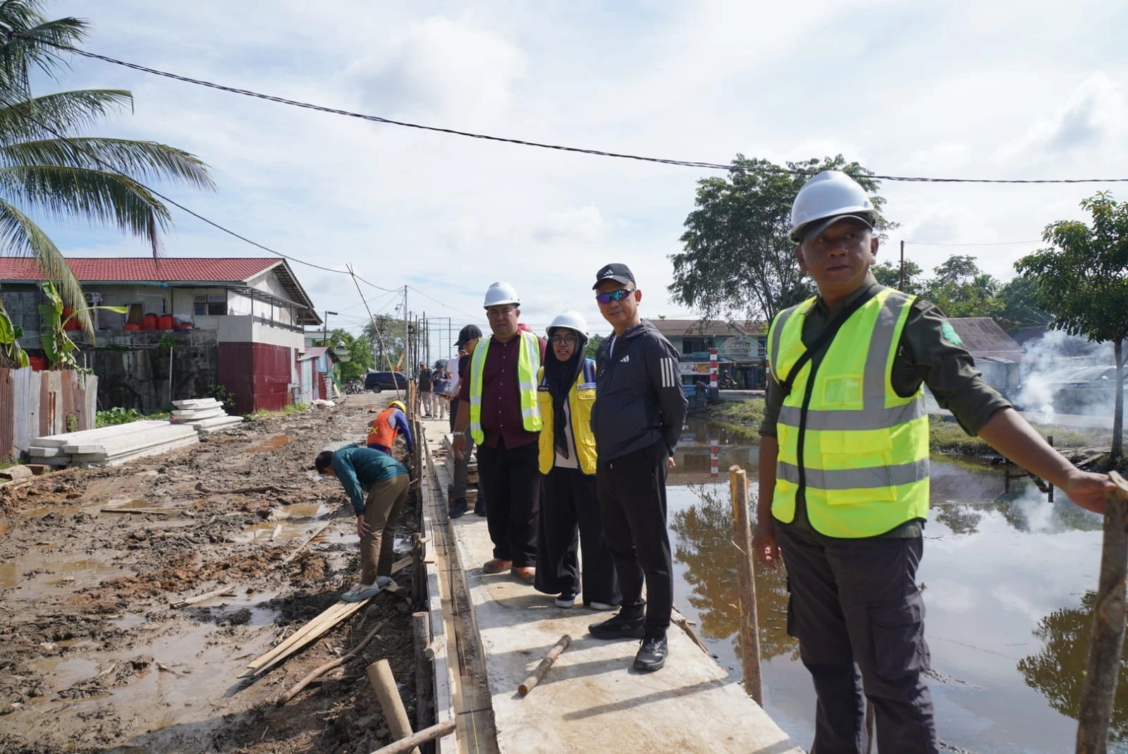 Turap Parit Sungai Jawi Pal Lima Dibangun, Perkuat Upaya Cegah Banjir