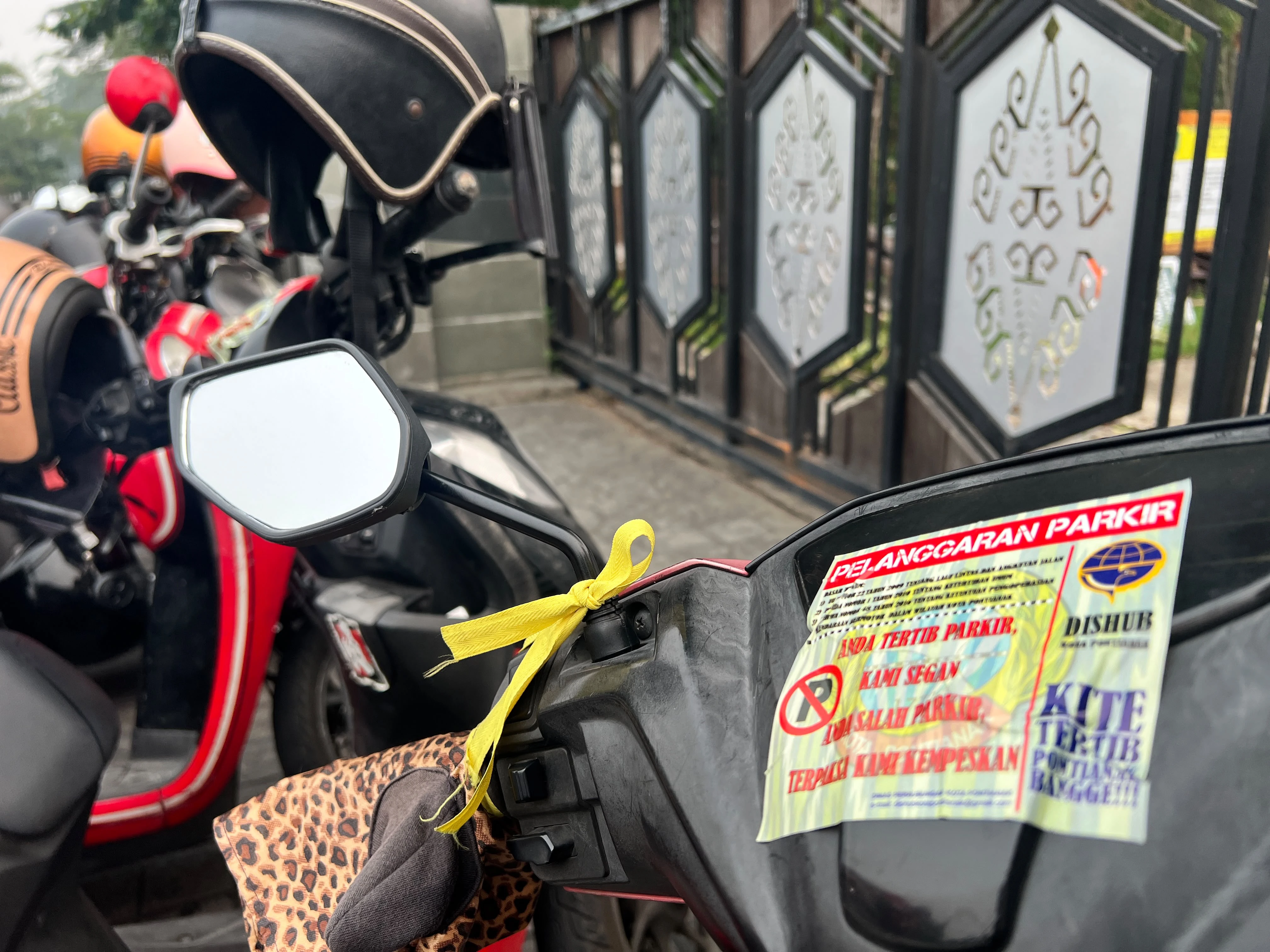 Dishub Pasang Stiker Peringatan Larangan Parkir di Trotoar