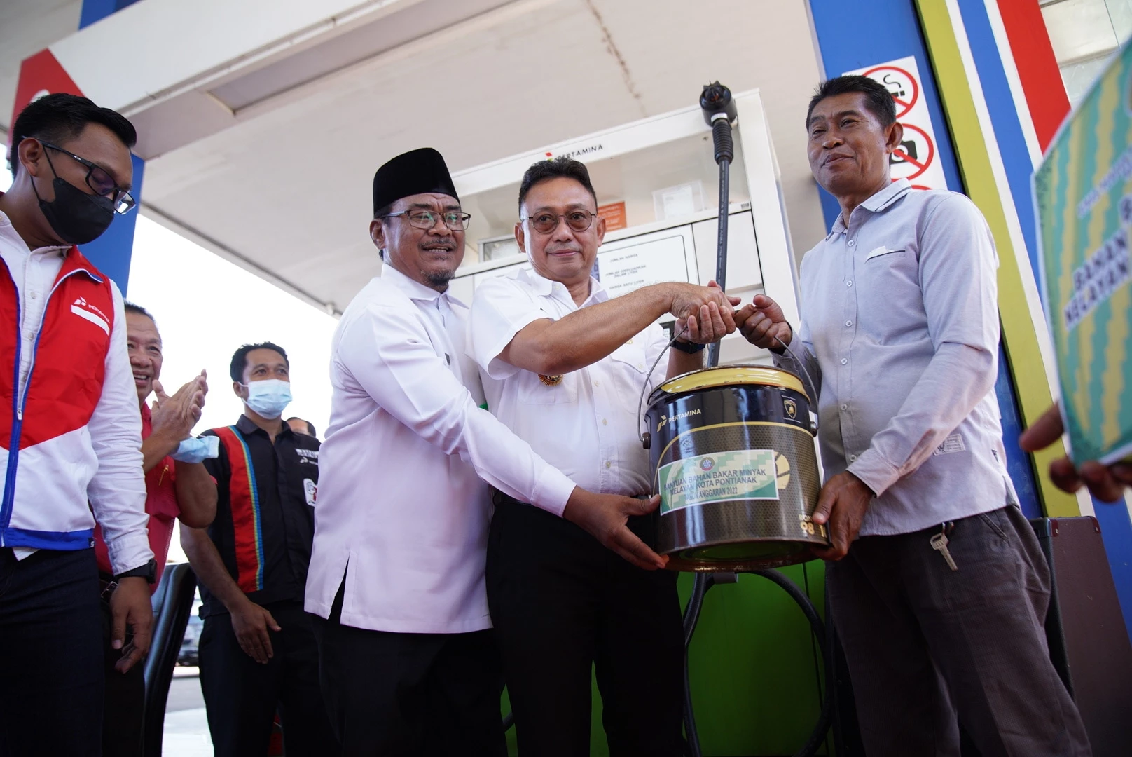 Busri Bersyukur Terima Bantuan BBM Untuk Melaut