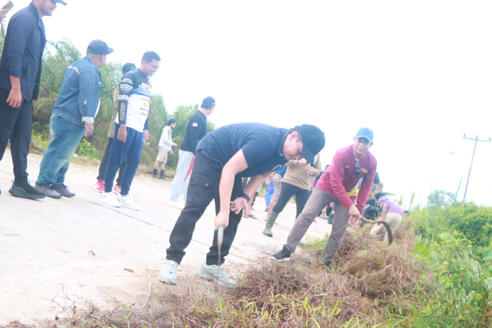 Warga dan Pemkot Bersinergi, Bahasan Pimpin Kerja Bakti di Siantan Hulu