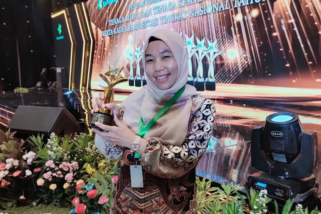 Atas Dedikasinya, Nurul Azizah Raih Kader Posyandu Berprestasi Nasional