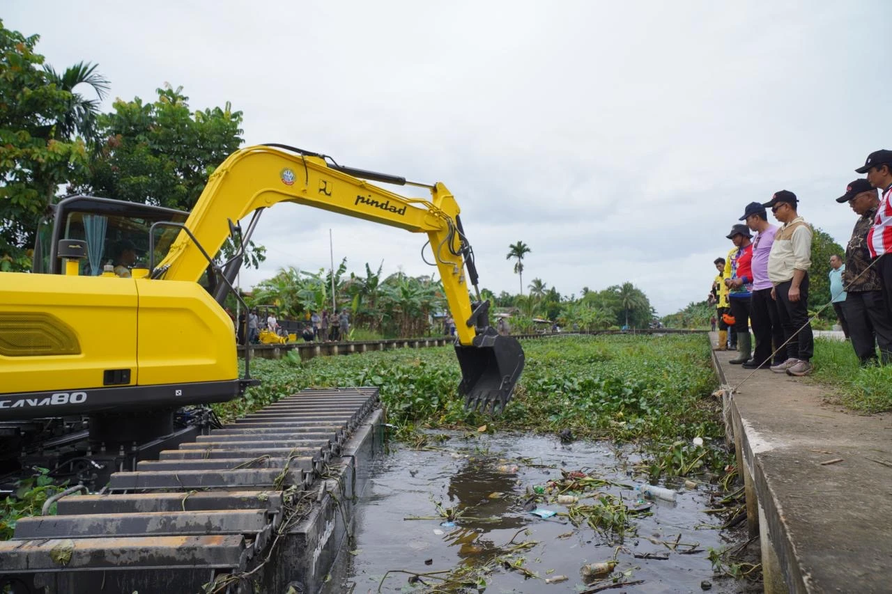Uji Coba Eskavator Amfibi Bersihkan Parit Sungai Jawi