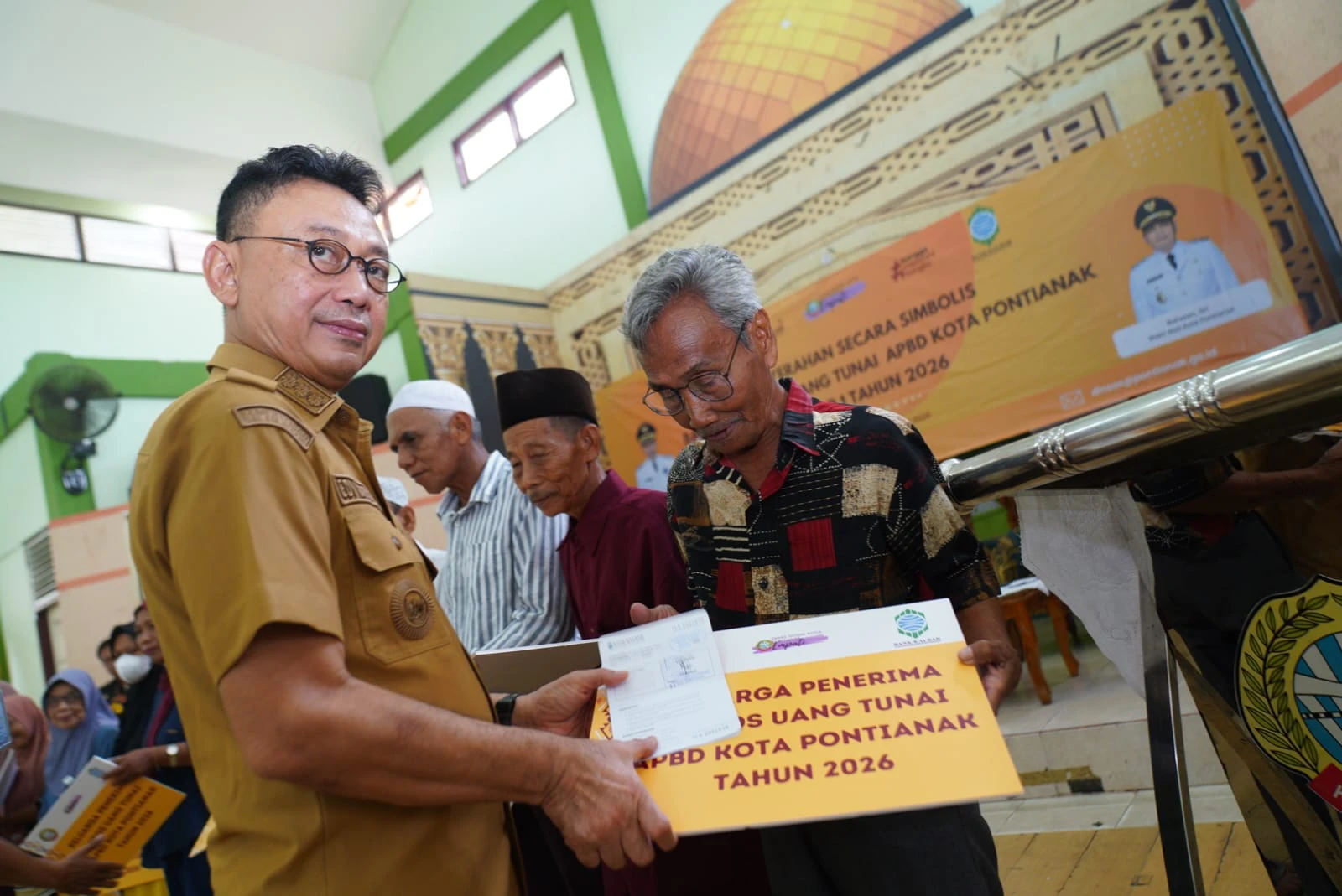 Senyum Nurlela Saat Terima Bantuan Uang Tunai dari Pemkot